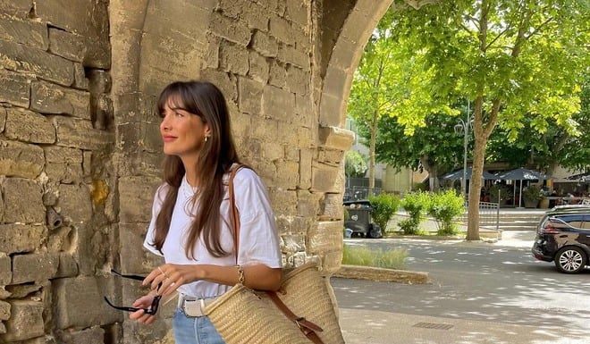 The Chic French Girl’s Guide to Styling a Simple Yet Sophisticated T-shirt Ensemble: A Lesson in Effortless Elegance for the Fashion-Forward Femme