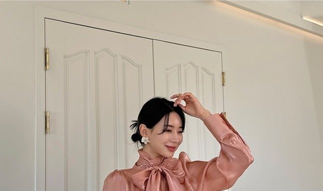 The Alluring Blouse: 5 Effortlessly Chic Styles to Enchant and Captivate