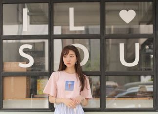 4 Ways to Style a T-Shirt for a Youthful and Chic Look for Women Over 40