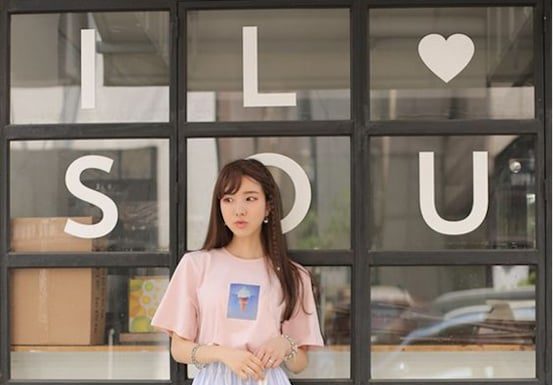 4 Ways to Style a T-Shirt for a Youthful and Chic Look for Women Over 40