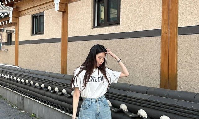 The Ultimate Style Guide: 10 Timeless Ways to Rock a Tee and Jeans for Work and Play