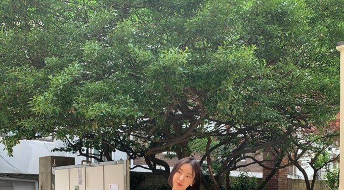 The Ultimate Guide to Mastering the Art of T-shirt Coordination: Four Simple Ways to Ensure a Flawless and Timeless Look for the Sophisticated Woman Over 40.