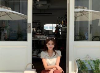 The Ultimate Guide to Looking Younger: 5 Ways to Style a White Tee for Ageless Beauty