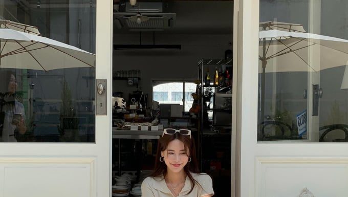 The Ultimate Guide to Looking Younger: 5 Ways to Style a White Tee for Ageless Beauty