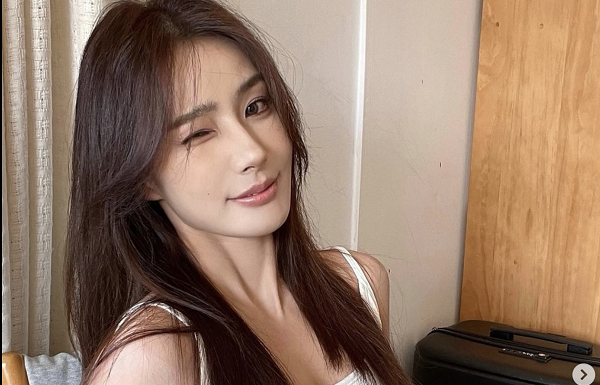 The Secret to a Slender Figure: 6 Simple Exercises for a Perfect Body, as Demonstrated by a Chinese Model.