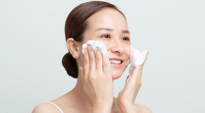 The Morning Routine for Oily Skin: 4 Steps to a Shine-Free, Smooth Canvas