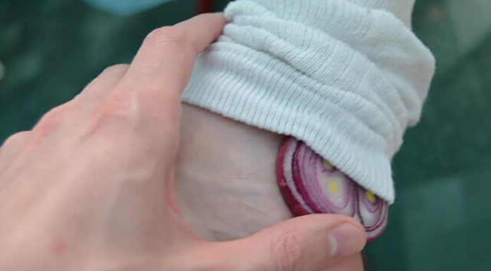 The Magic of Onions: Why Are Moms-in-Charge Rushing to Apply This Tasty Treat to Their Baby’s Soles?