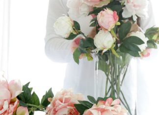 “The Art of Arranging Gifted Bouquets: A Guide to Prolonging Their Lifespan”