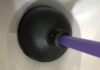 “Unclogging Your Toilet with a Simple Plumbing Hack: The Power of the Plunger”