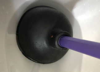 “Unclogging Your Toilet with a Simple Plumbing Hack: The Power of the Plunger”