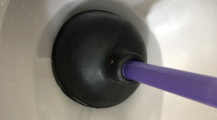“Unclogging Your Toilet with a Simple Plumbing Hack: The Power of the Plunger”