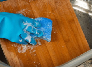 “How to Get Rid of the Fishy Smell on a Wooden Cutting Board”