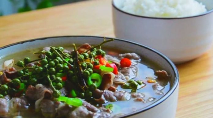 “A Hearty Chinese Beef Soup: A Flavorful, Nutritious Treat for the Whole Family”