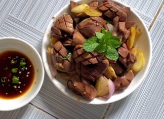 “A Tasty Treat: Crispy Garlic Pork Kidney Delights at Home”