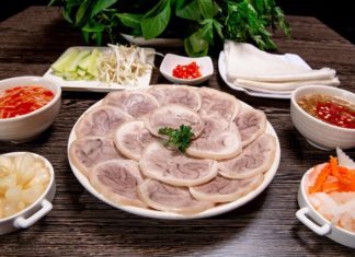The Perfectly Boiled Pork Knuckle: A Delicate and Flavorful Delight