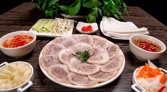 The Perfectly Boiled Pork Knuckle: A Delicate and Flavorful Delight