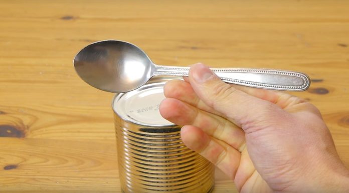 “The Spoon Trick: How to Easily Open a Can Without a Can Opener”