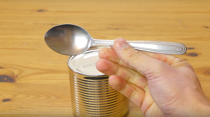 “The Spoon Trick: How to Easily Open a Can Without a Can Opener”