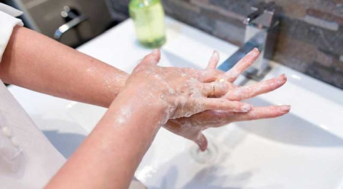 The Easy Guide to Removing a Dislodged Contact Lens: A Pain-Free Approach