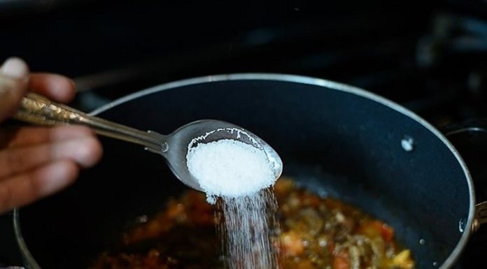 Is It Harmful to Add MSG Directly to a Boiling Pot of Soup?