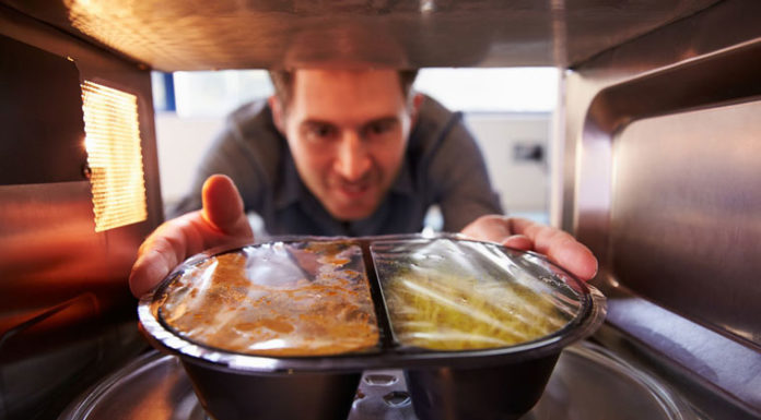 Should You Be Using Disposable Plastic Plates and Cutlery?