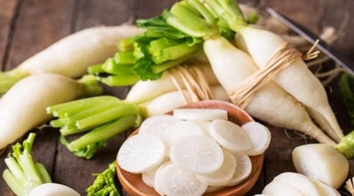 “A Mouth-Watering Braised Chicken and Daikon Radish Dish: A 30-Minute Recipe for the Ultimate Comfort Food.”