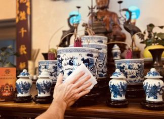 The Ultimate Guide to Preparing an Auspicious Offering for the God of Wealth on the 10th Day of Tet: A Step-by-Step Guide to Ensuring Prosperity and Good Fortune for the Year Ahead.