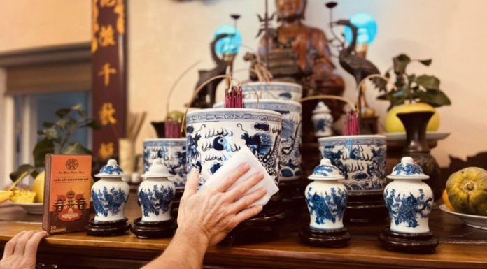 The Ultimate Guide to Preparing an Auspicious Offering for the God of Wealth on the 10th Day of Tet: A Step-by-Step Guide to Ensuring Prosperity and Good Fortune for the Year Ahead.