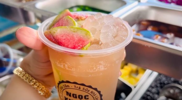 The Ultimate Summer Refresher: Hibiscus-Peach Iced Tea