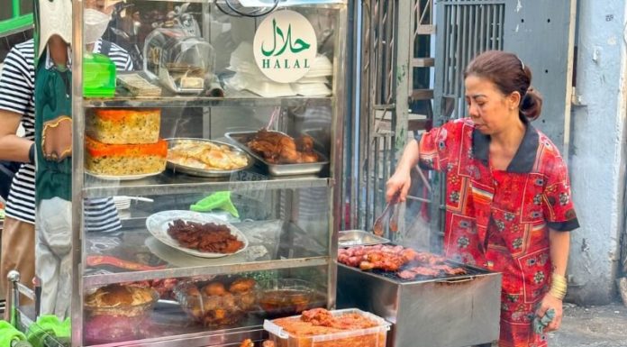 The Tasty Appeal of Muslim-Style ‘Com Tam’ in the Heart of District 1