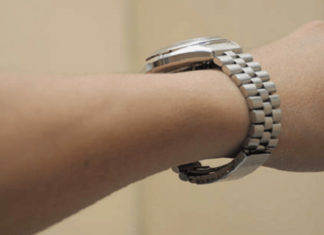 How Should a Watch Fit on Your Wrist: Loose or Tight?