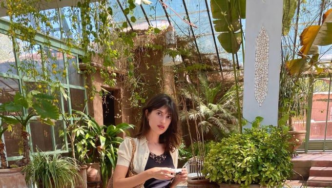 The Chic French Girl’s Guide to Vacation Style: Master the Art of Effortless Travel Dressing