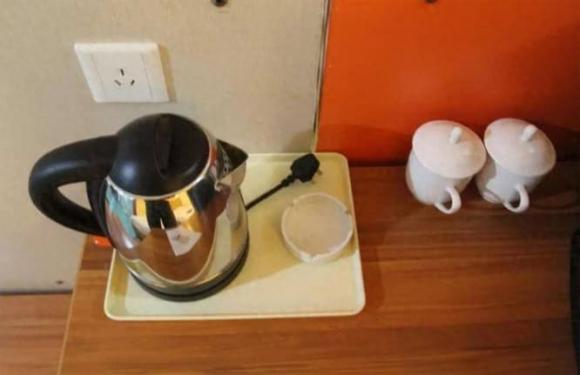 The Do’s and Don’ts of Hotel Stays: 3 Things to Avoid Touching and 2 Essentials to Keep Close