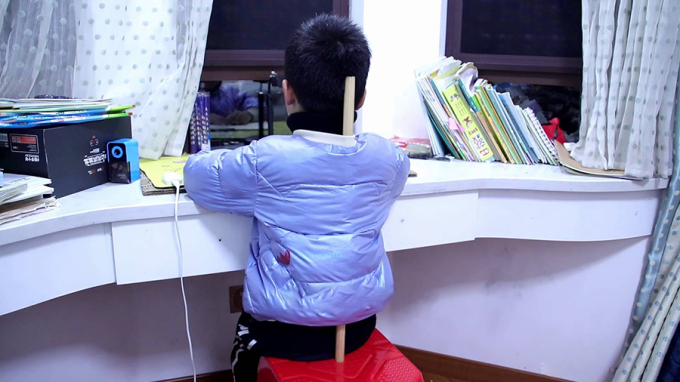 The Benefits of Hole-Punch Design in Plastic Chairs