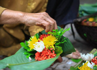 10 Suggested Flowers for Offering to Buddha and Important Things to Keep in Mind