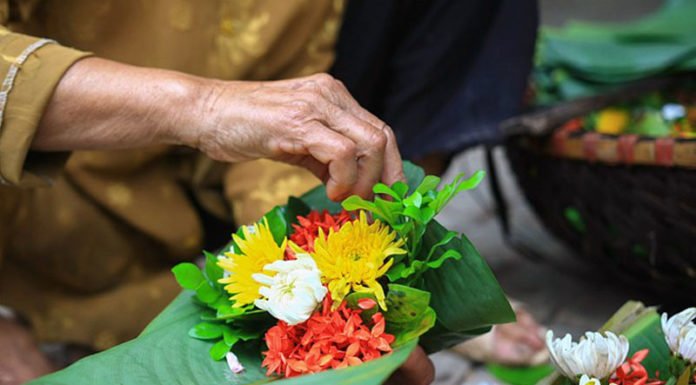 10 Suggested Flowers for Offering to Buddha and Important Things to Keep in Mind