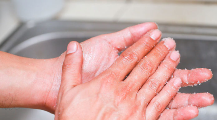 Eliminate Fishy Odor from Hands with These Kitchen Spices