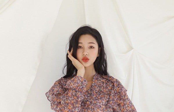 5 Outfits That Age Women Over 40 by a Decade