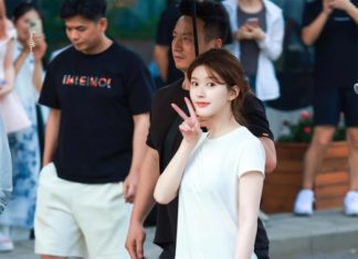 The Ultimate Figure-Flattering Pants: A Style Staple That Elevates Zhao Lu Si’s Look.