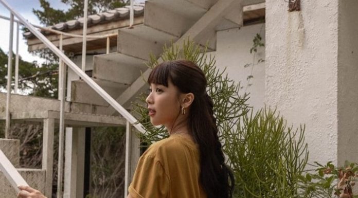 4 Charming Hairstyles to Elevate Your Summer T-Shirt Game