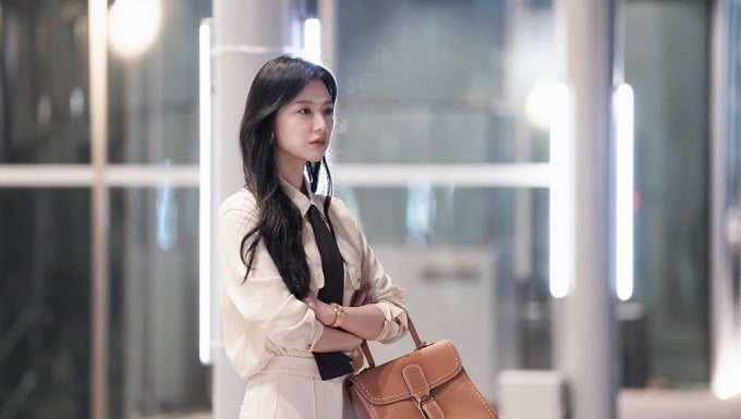 The Style Queen: Kim Ji-won’s Flawless Formula for Mastering the Art of Shirt Mixing