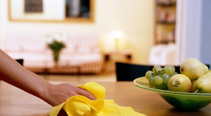 “Teaching Your Child to Tidy Up After Mealtime: A Guide to Encouraging Little Helpers in the Kitchen”