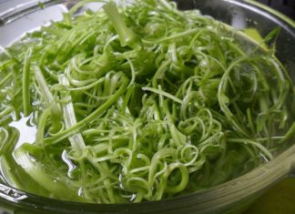 A Tasty Treat: Chicken Hot Pot with a Twist of Ginger Leaves