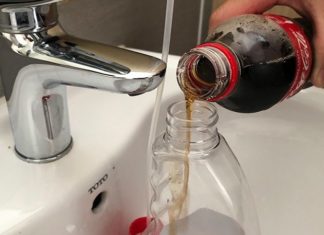 The Ultimate Guide to Streak-Free Mirror Cleaning: A Simple Hack Using a Household Favorite