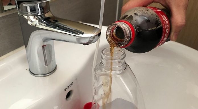 The Ultimate Guide to Streak-Free Mirror Cleaning: A Simple Hack Using a Household Favorite