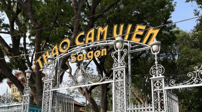 A Day at Saigon Zoo: Celebrating the Giraffe’s First Birthday and Indulging in a Culinary Journey Across Vietnam