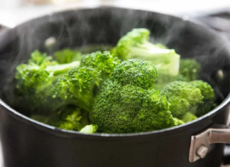 “Keep the Lid On for Golden Veggies: The Ultimate Hack for Retaining Nutrients and Color”