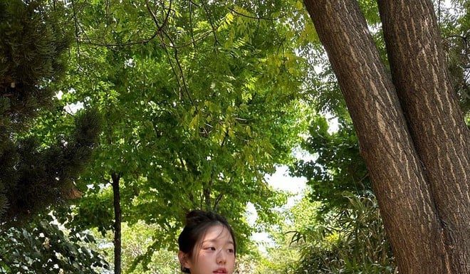 The Gen 4 Beauty: Captivating with Her Youthful and Versatile Fashion Sense