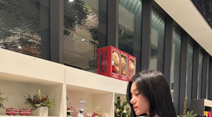 “The “Paradise Island” Beauty’s Alluring Minimalist Style is a Masterclass in Chic Simplicity”