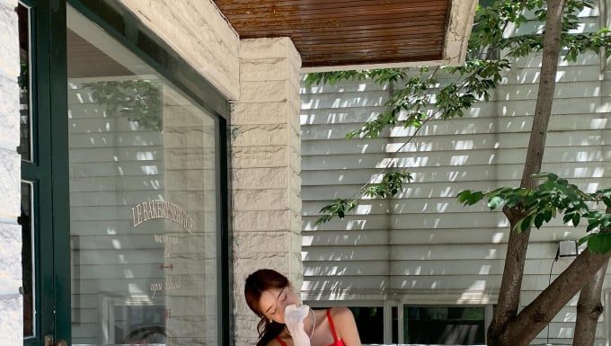 The Chic Over-40 Woman’s Guide to Packing for Her Next Vacation: 5 Must-Have Fashion Items